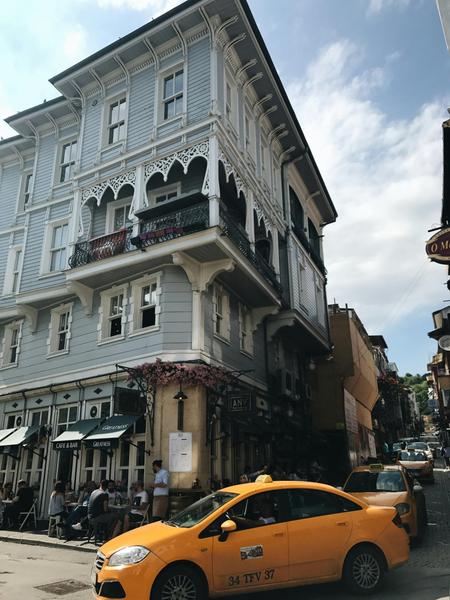 Image representing היתרונות והאתגרים במוניות לשדה התעופה